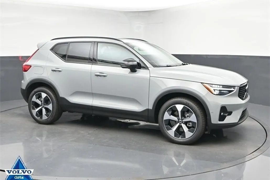 2026 Volvo XC40 Plus photo 1
