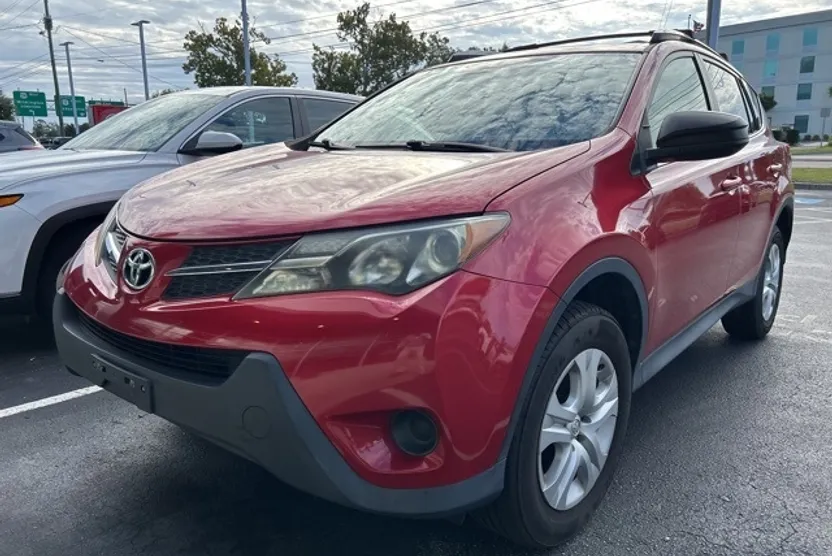 2015 Toyota RAV4 LE photo 1