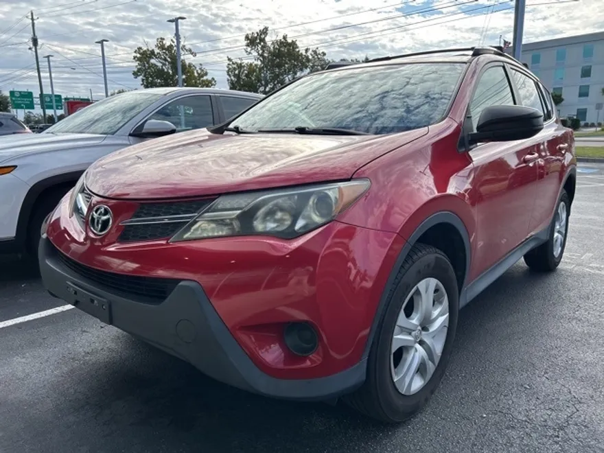2015 Toyota RAV4 LE photo 1