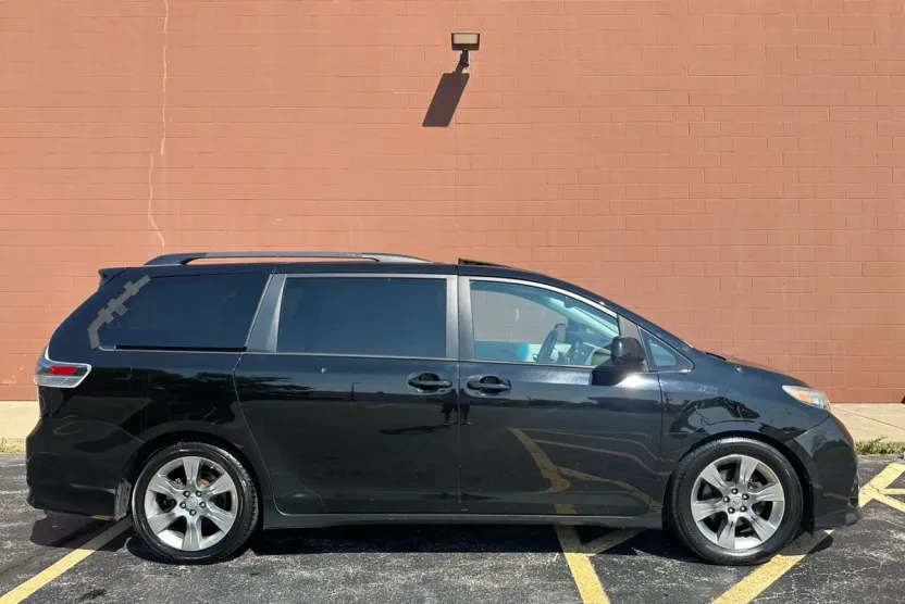 2012 Toyota Sienna SE photo 1