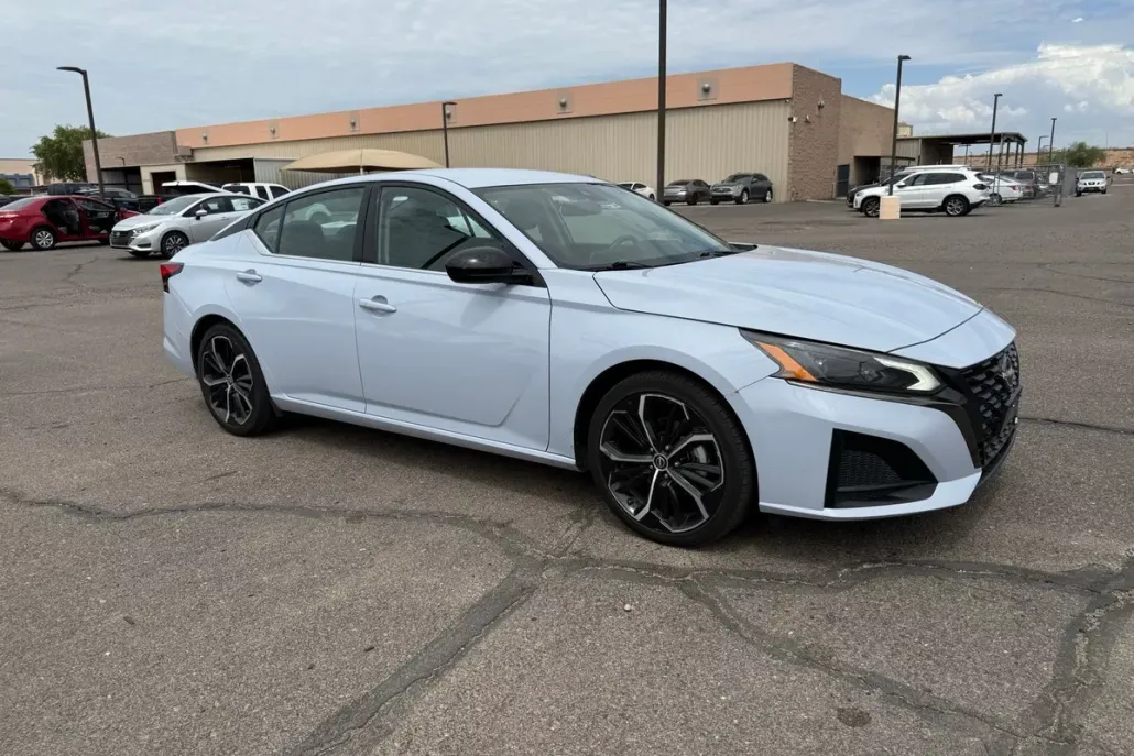 2023 Nissan Altima 2.5 SR photo 1