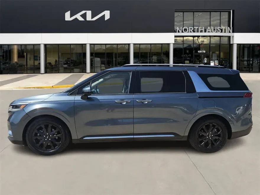 2022 Kia Carnival SX photo 1