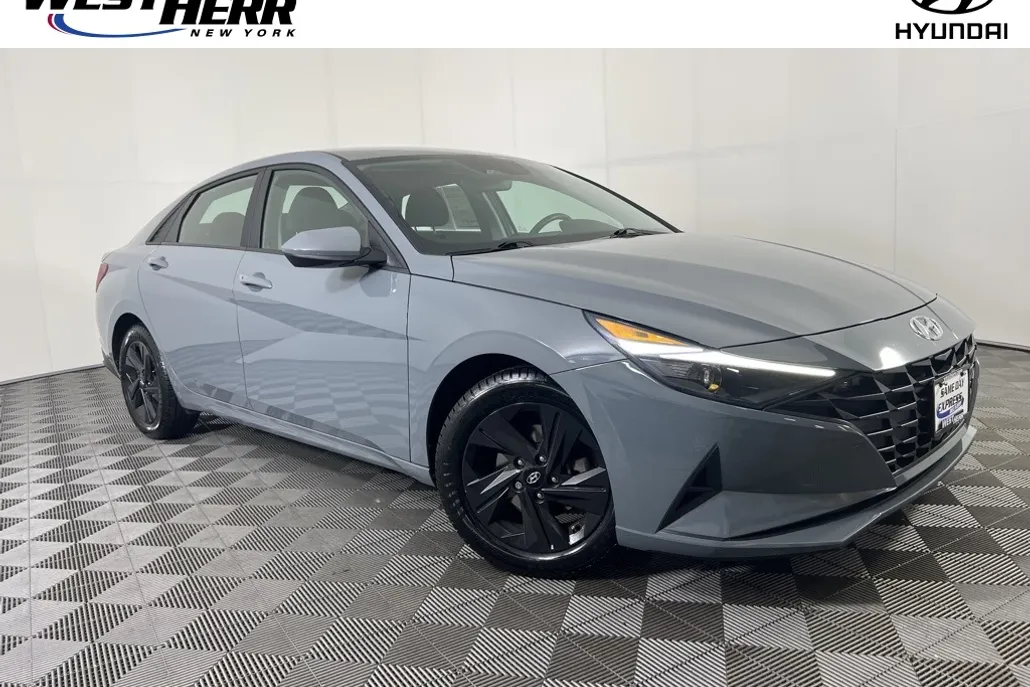 2022 Hyundai Elantra SEL photo 1