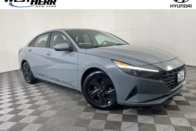 2022 Hyundai Elantra SEL photo 1