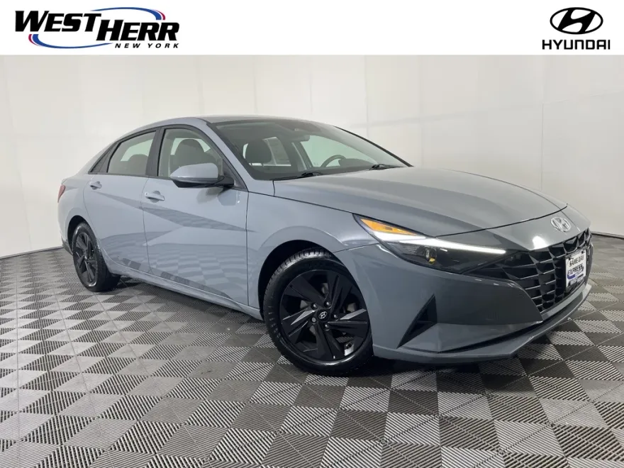 2022 Hyundai Elantra SEL photo 1