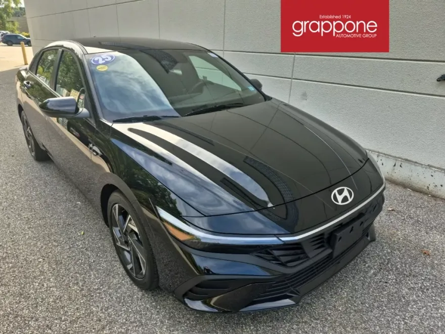 2025 Hyundai Elantra SEL Sport photo 1