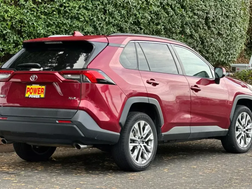 2019 Toyota RAV4 XLE Premium photo 1