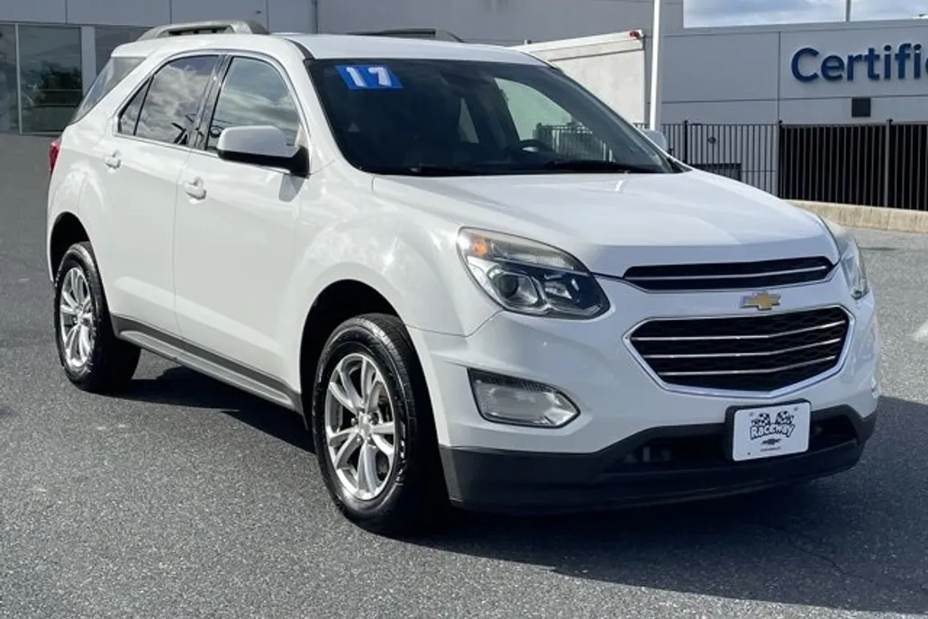 2017 Chevrolet Equinox LT photo 1
