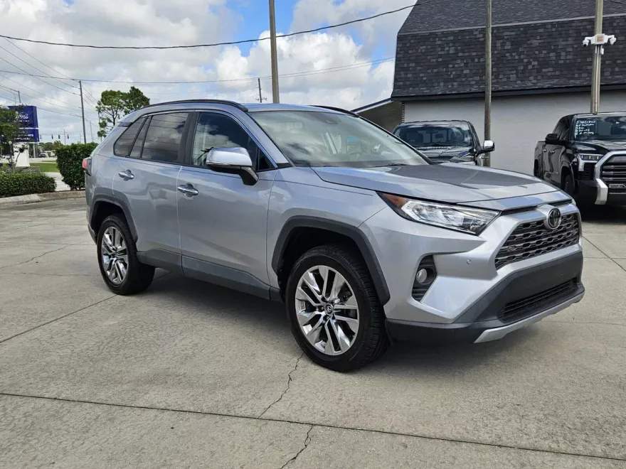 2019 Toyota RAV4 Limited photo 1