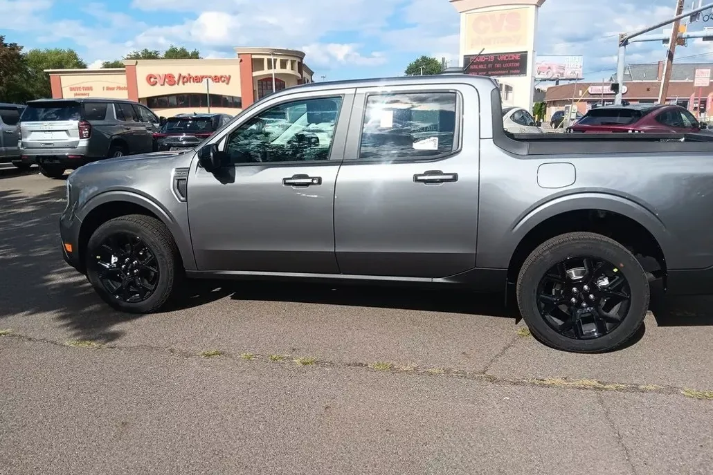 2025 Ford Maverick Lariat photo 1