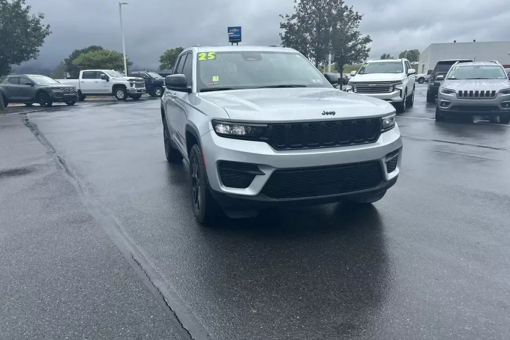 2025 Jeep Grand Cherokee Laredo Altitude X photo 1