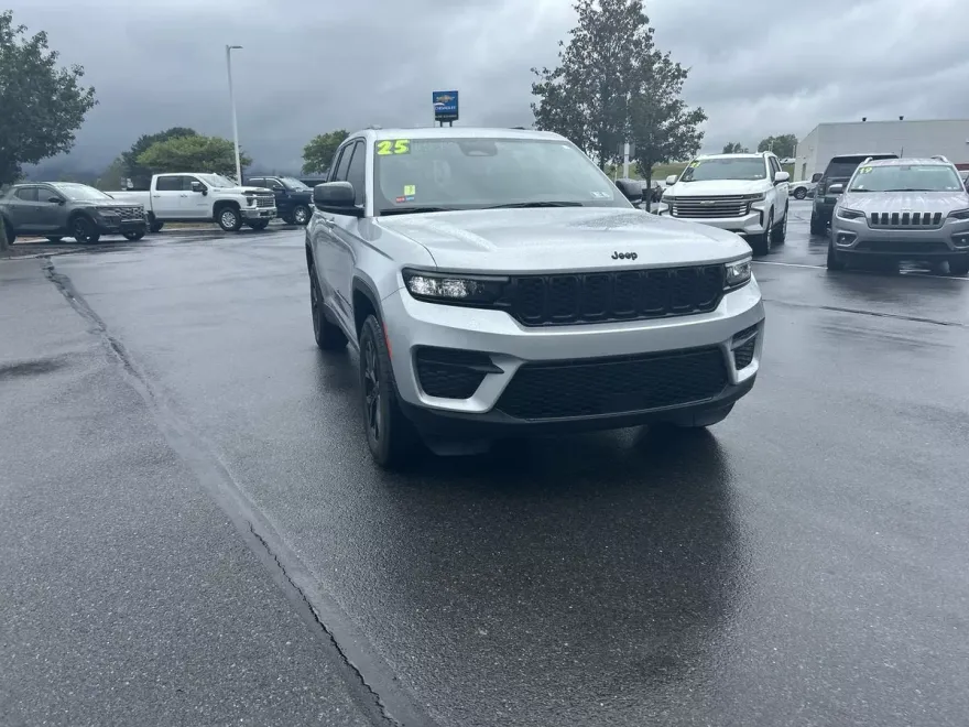 2025 Jeep Grand Cherokee Laredo Altitude X photo 1