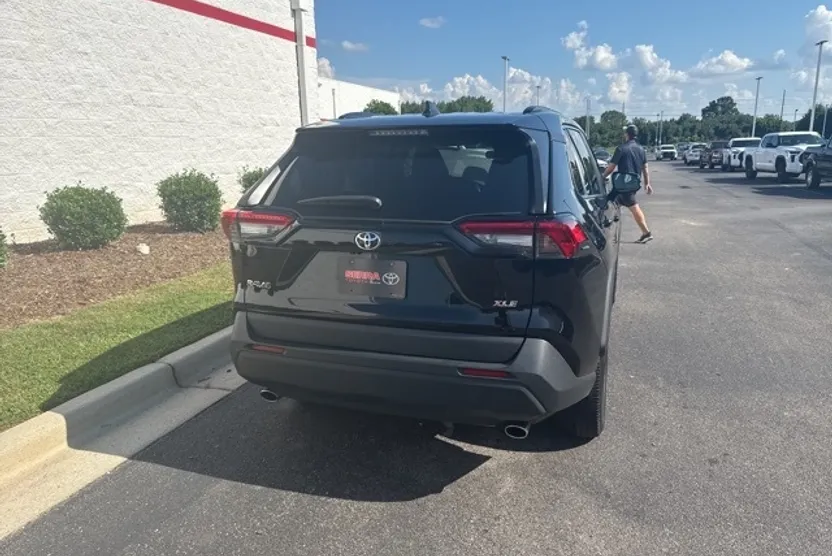 2023 Toyota RAV4 XLE photo 1