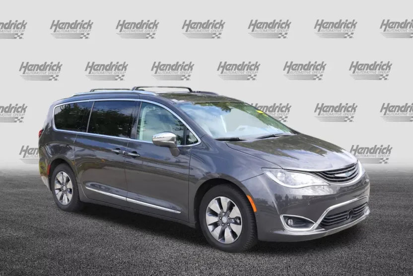 2017 Chrysler Pacifica Hybrid photo 1