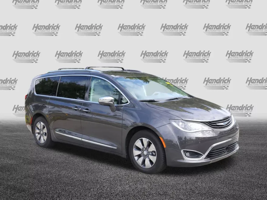 2017 Chrysler Pacifica Hybrid photo 1