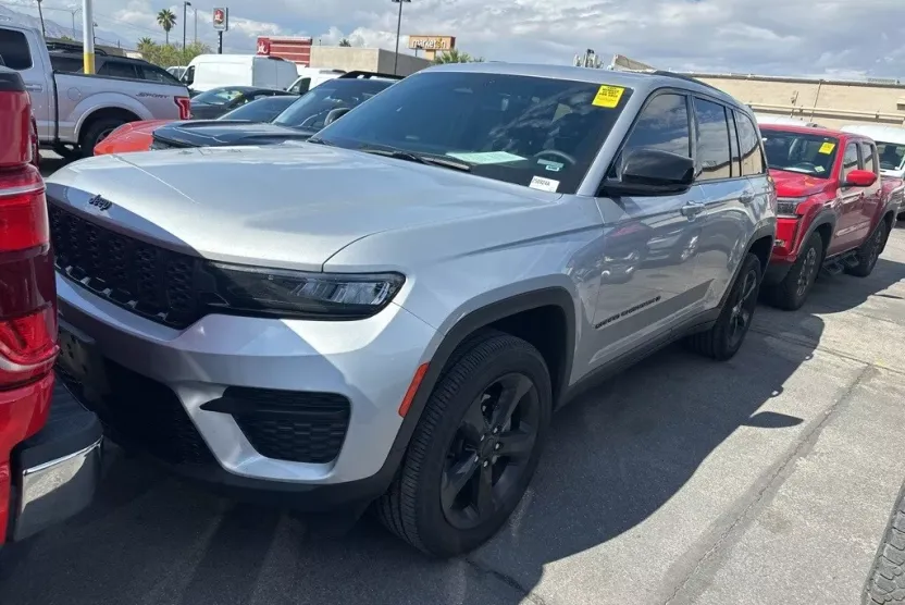 2023 Jeep Grand Cherokee Altitude photo 1