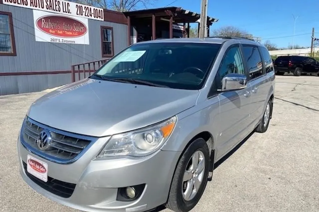 2009 Volkswagen Routan SEL Premium photo 1