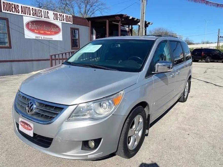 2009 Volkswagen Routan SEL Premium photo 1