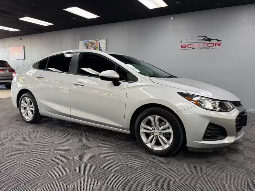 2019 Chevrolet Cruze LS photo 1