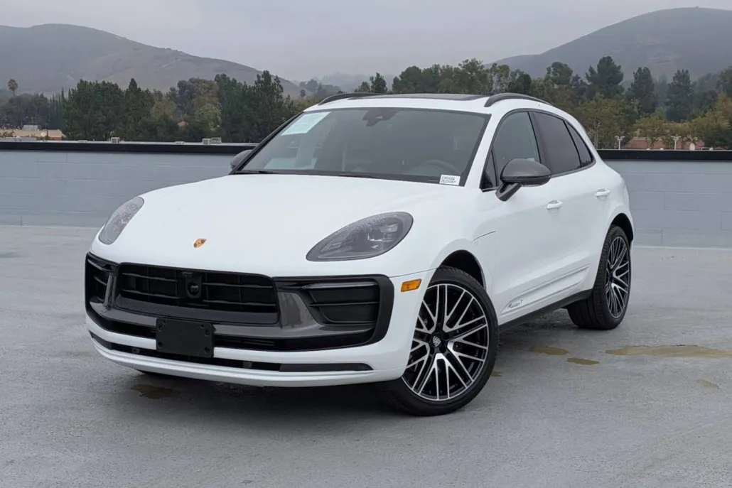 2025 Porsche Macan T photo 1