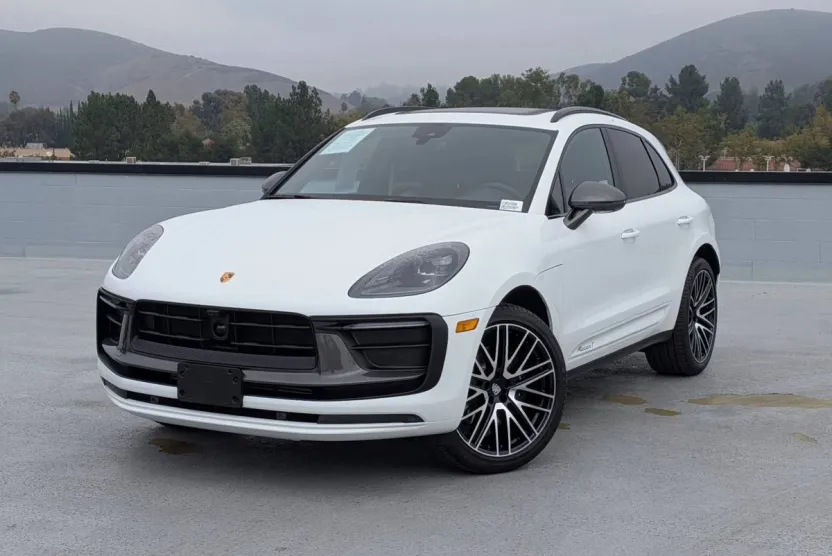 2025 Porsche Macan T photo 1