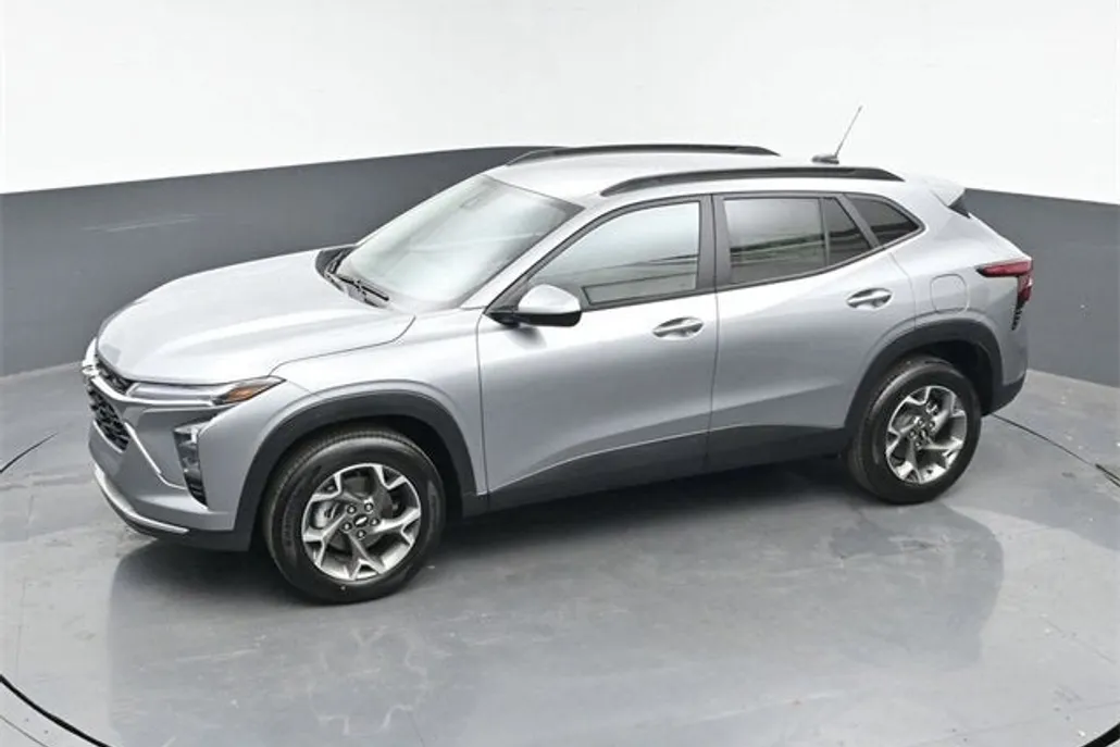 2025 Chevrolet Trax LT photo 1