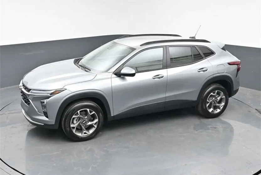 2025 Chevrolet Trax LT photo 1
