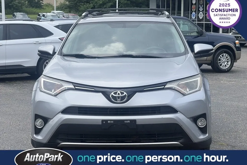 2016 Toyota RAV4 XLE photo 1