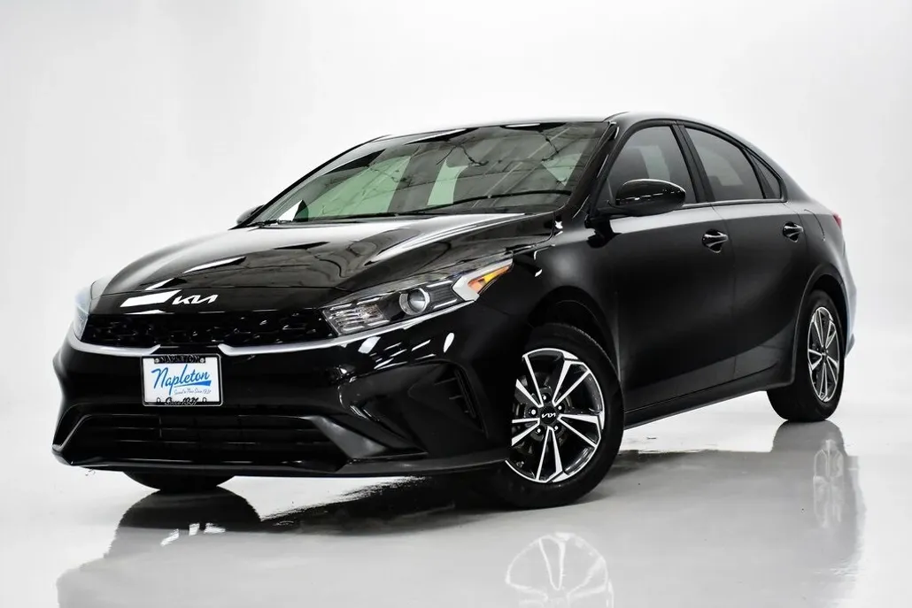 2023 Kia Forte LXS photo 1