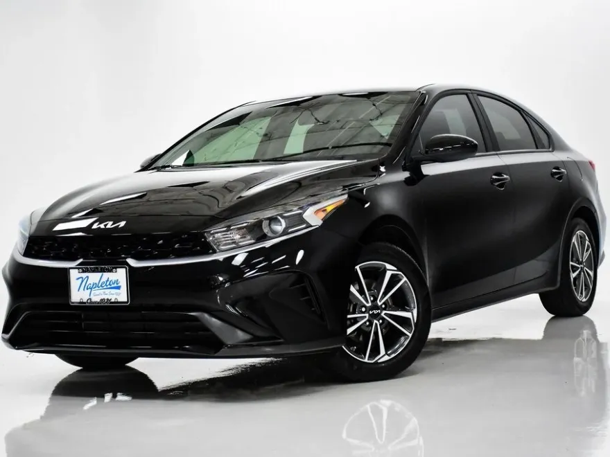 2023 Kia Forte LXS photo 1
