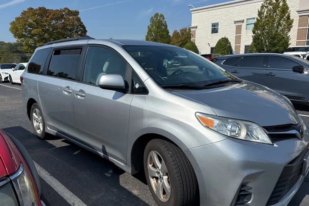 2020 Toyota Sienna LE photo 1