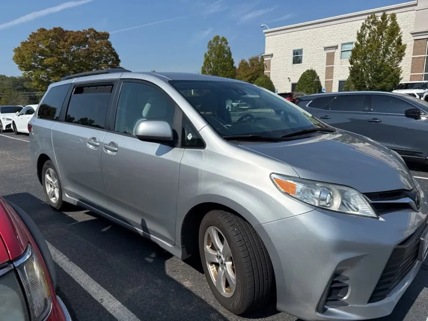 2020 Toyota Sienna LE photo 1