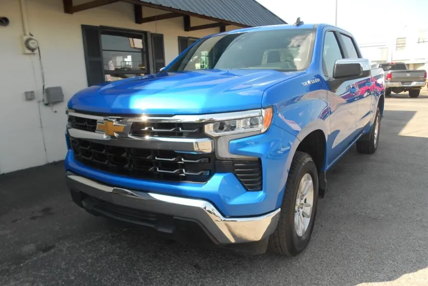 2025 Chevrolet Silverado LT photo 1
