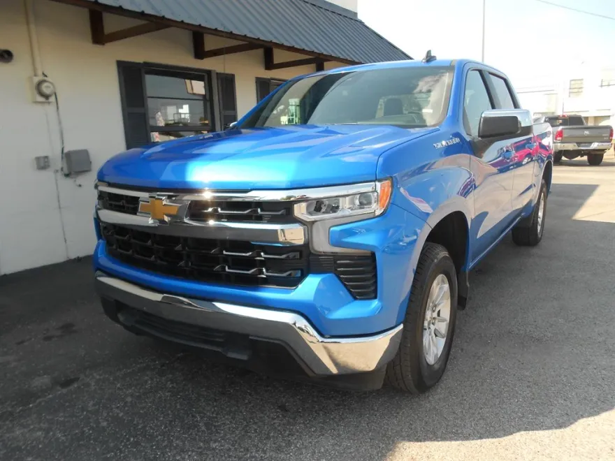2025 Chevrolet Silverado LT photo 1