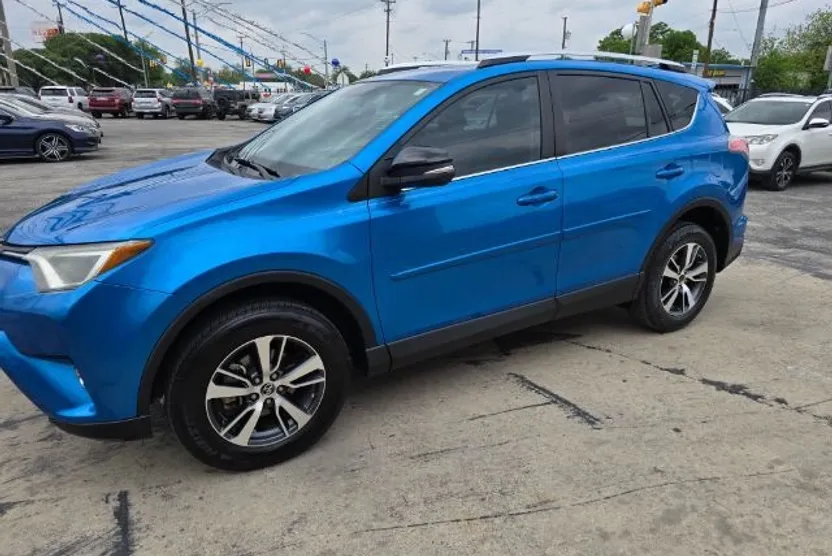 2016 Toyota RAV4 XLE photo 1