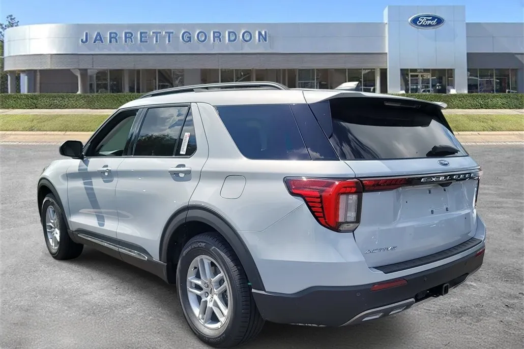 2025 Ford Explorer photo 1