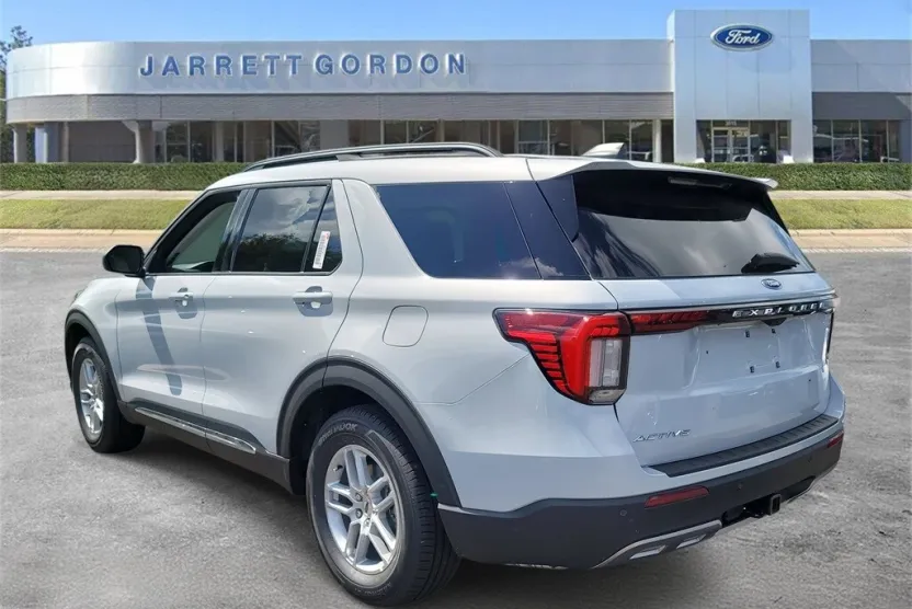 2025 Ford Explorer photo 1