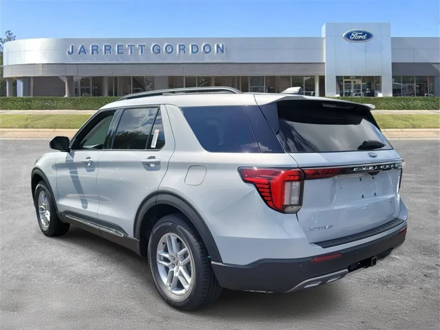 2025 Ford Explorer photo 1