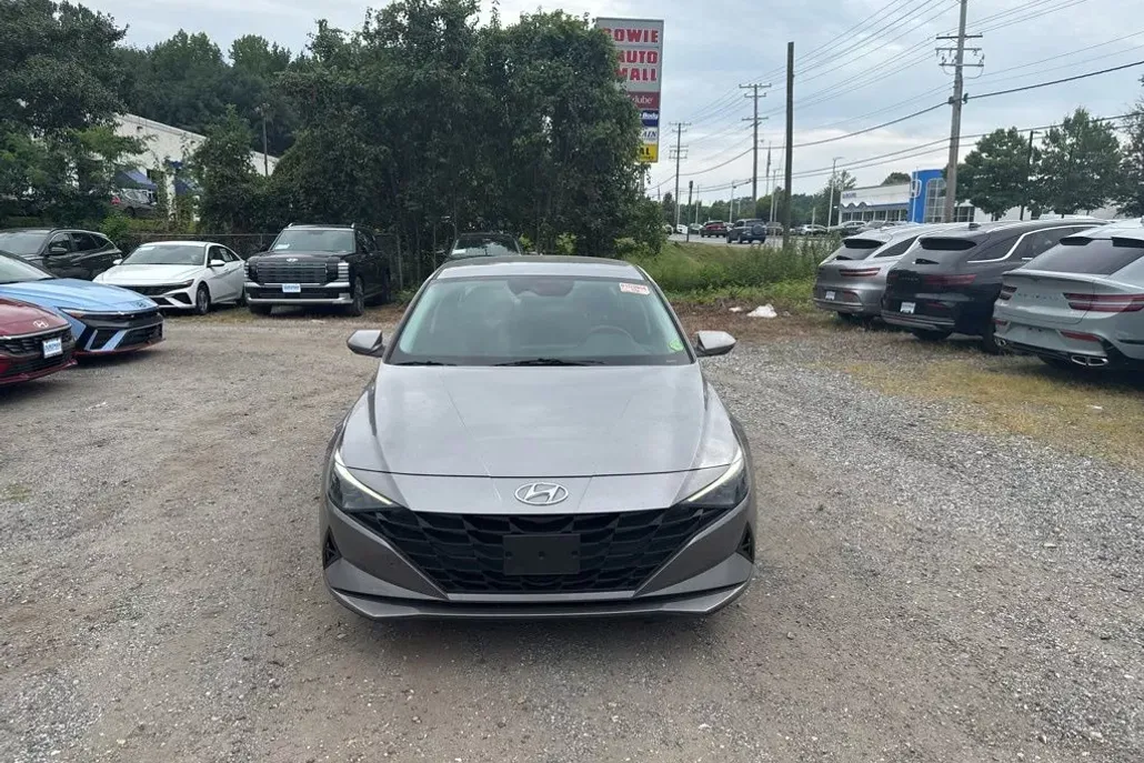 2023 Hyundai Elantra SEL photo 1
