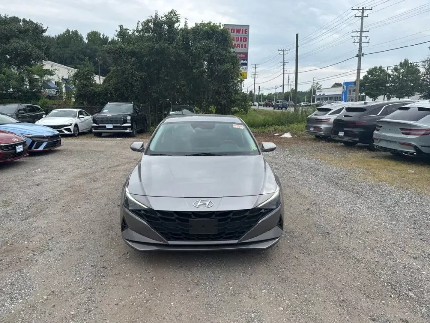2023 Hyundai Elantra SEL photo 1