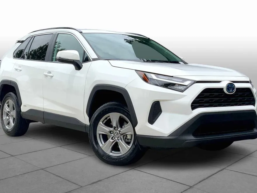 2024 Toyota RAV4 XLE photo 1