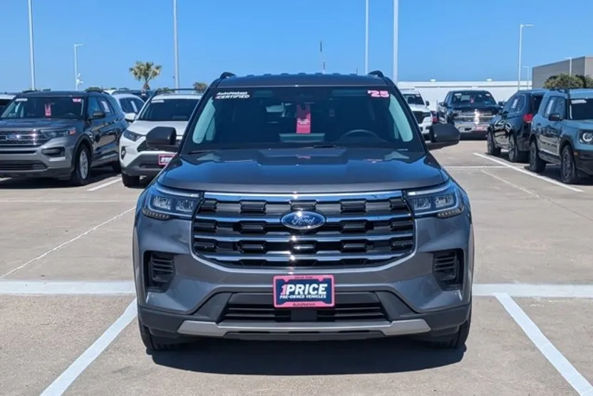 2025 Ford Explorer photo 1