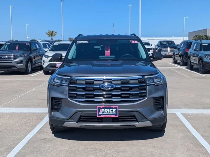 2025 Ford Explorer photo 1