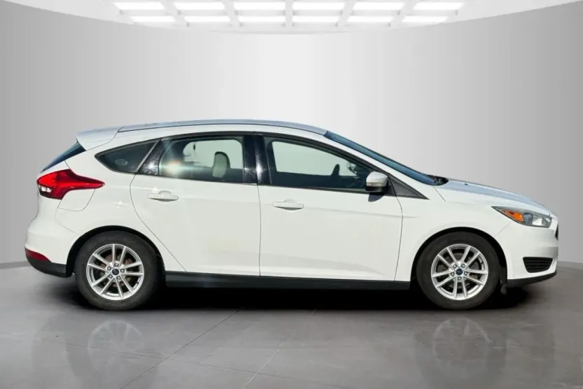 2017 Ford Focus SE photo 1