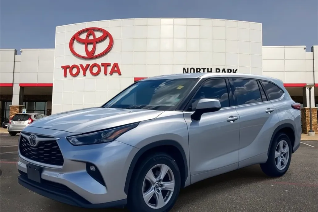 2022 Toyota Highlander LE photo 1