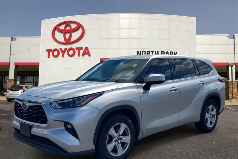2022 Toyota Highlander LE photo 1