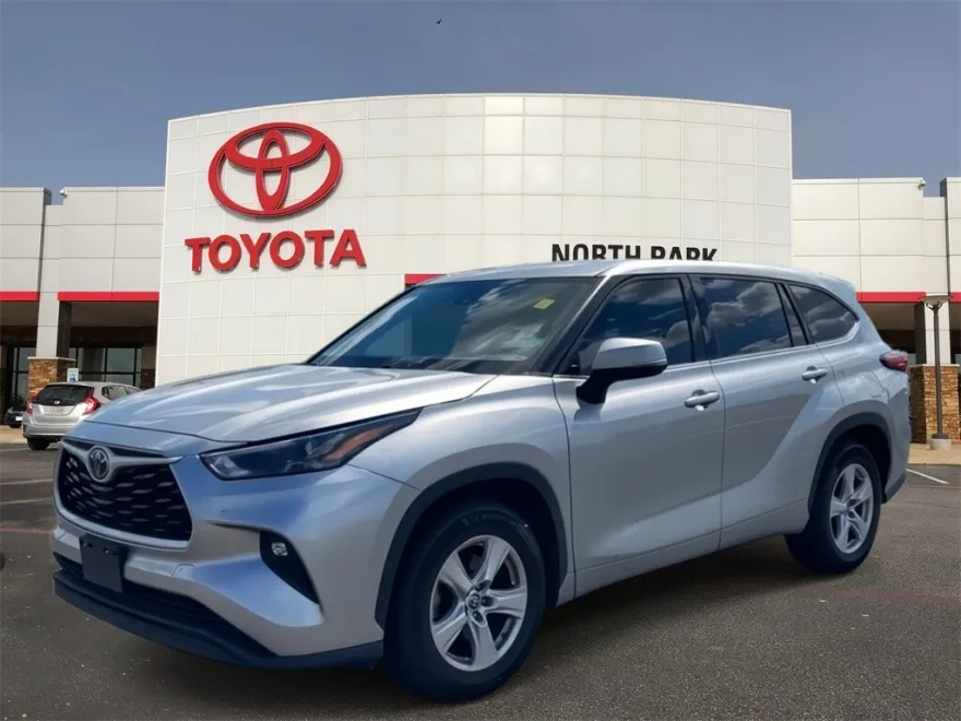 2022 Toyota Highlander LE photo 1
