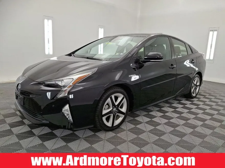 2017 Toyota Prius Four Touring photo 1