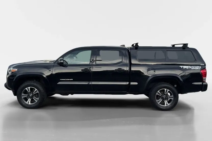 2017 Toyota Tacoma SR5 photo 1