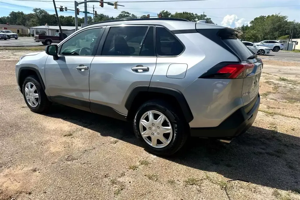 2021 Toyota RAV4 LE photo 1